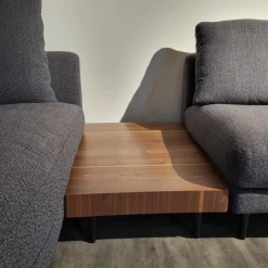 Wohnlandschaft Kumo Stoff 17 705 Stahlblau Grau Fuß Aluminium Glatt RAL 9017 Verkehrsschwarz Mit Ablage Nussbaum Und Kissen