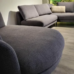 Wohnlandschaft Kumo Stoff 17 705 Stahlblau Grau Fuß Aluminium Glatt RAL 9017 Verkehrsschwarz Mit Ablage Nussbaum Und Kissen