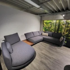 Wohnlandschaft Kumo Stoff 17 705 Stahlblau Grau Fuß Aluminium Glatt RAL 9017 Verkehrsschwarz Mit Ablage Nussbaum Und Kissen