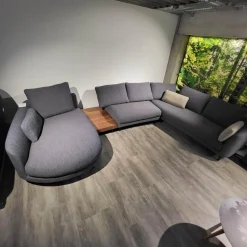 Wohnlandschaft Kumo Stoff 17 705 Stahlblau Grau Fuß Aluminium Glatt RAL 9017 Verkehrsschwarz Mit Ablage Nussbaum Und Kissen