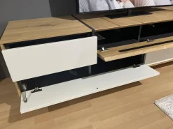 Wohnwand 2106 Asteiche Hell Furniert Absetzung Mattlack Weiß Inklusive Beleuchtung