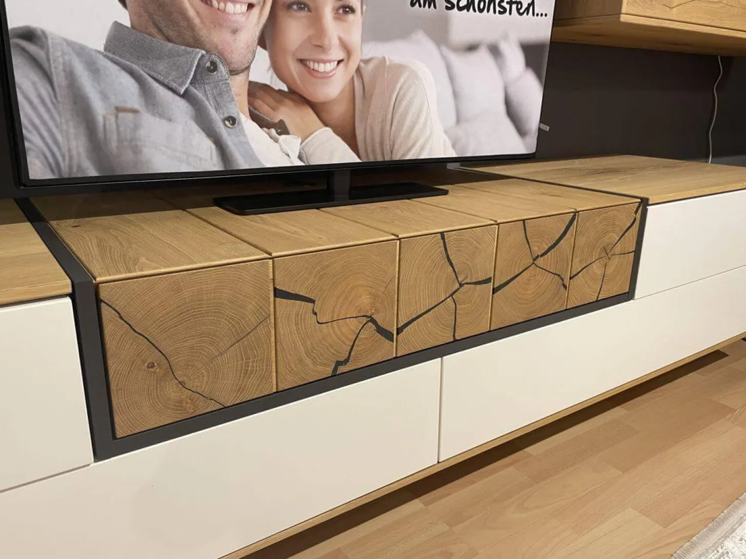 Wohnwand 2106 Asteiche Hell Furniert Absetzung Mattlack Weiß Inklusive Beleuchtung