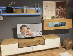 Wohnwand 2106 Asteiche Hell Furniert Absetzung Mattlack Weiß Inklusive Beleuchtung