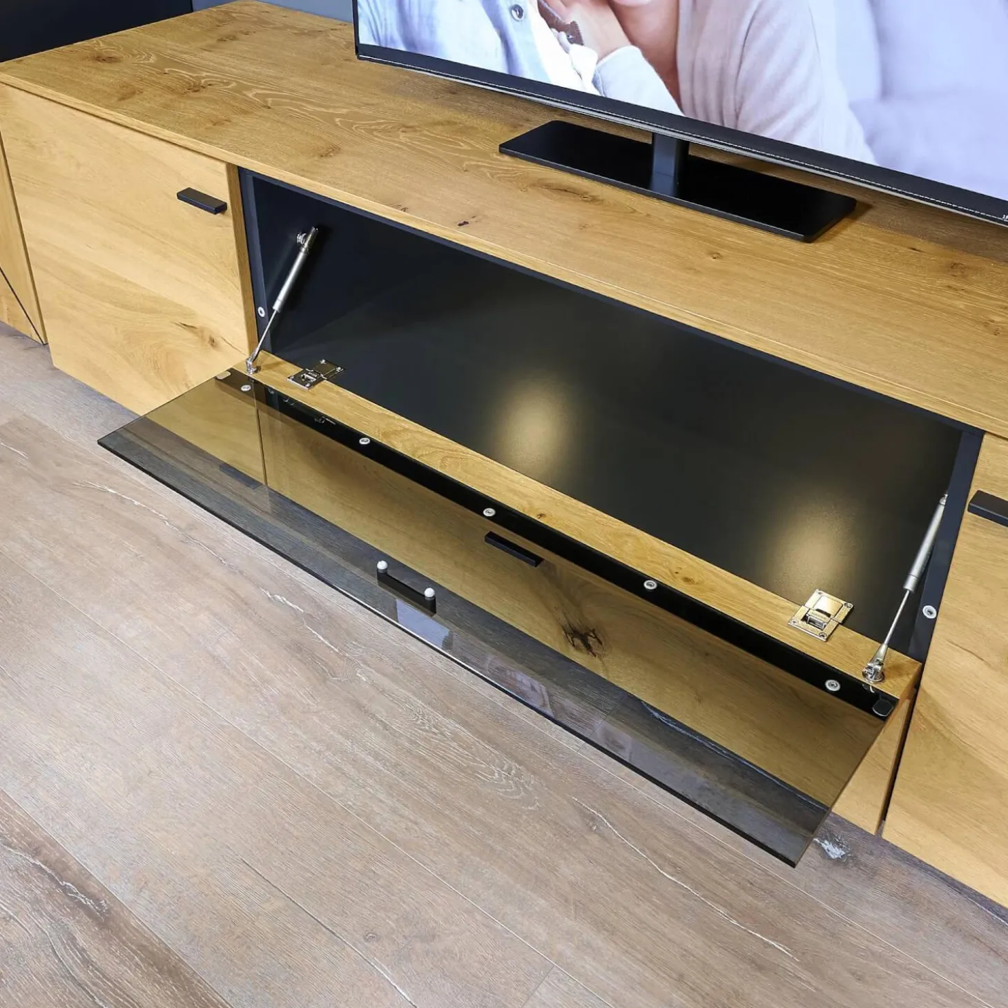 Wohnwand 2022 Balkeneiche Honig Braun Furniert Lack Seidenmatt Anthrazit Griff Anthrazit Matt Mit LED Beleuchtung