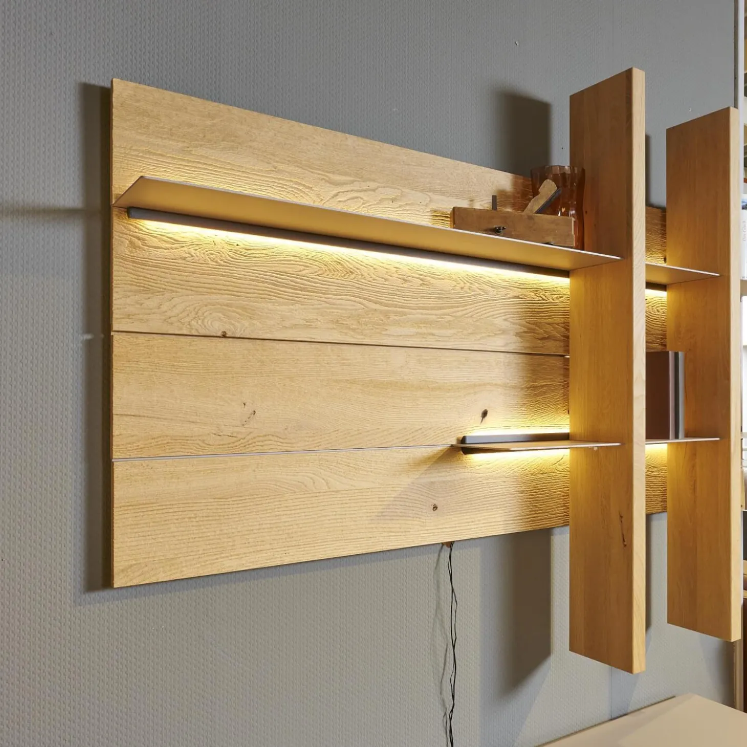 Wohnwand 2001 Kerneiche Natur Gebürstet Absetzungen Mattglas Naturgrau Mit Beleuchtung