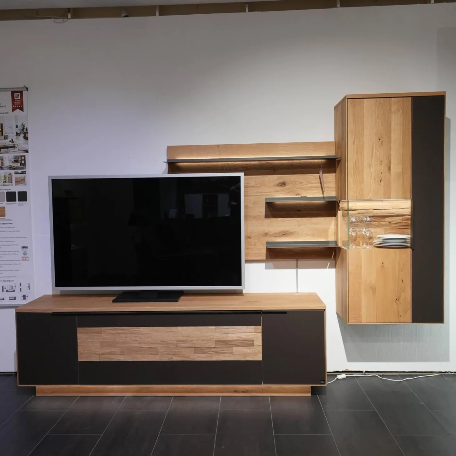 Wohnwand 2009 1S Wildeiche Massiv Soft Gebürstet Mattglas Cubanit / Magnolie / Schlamm