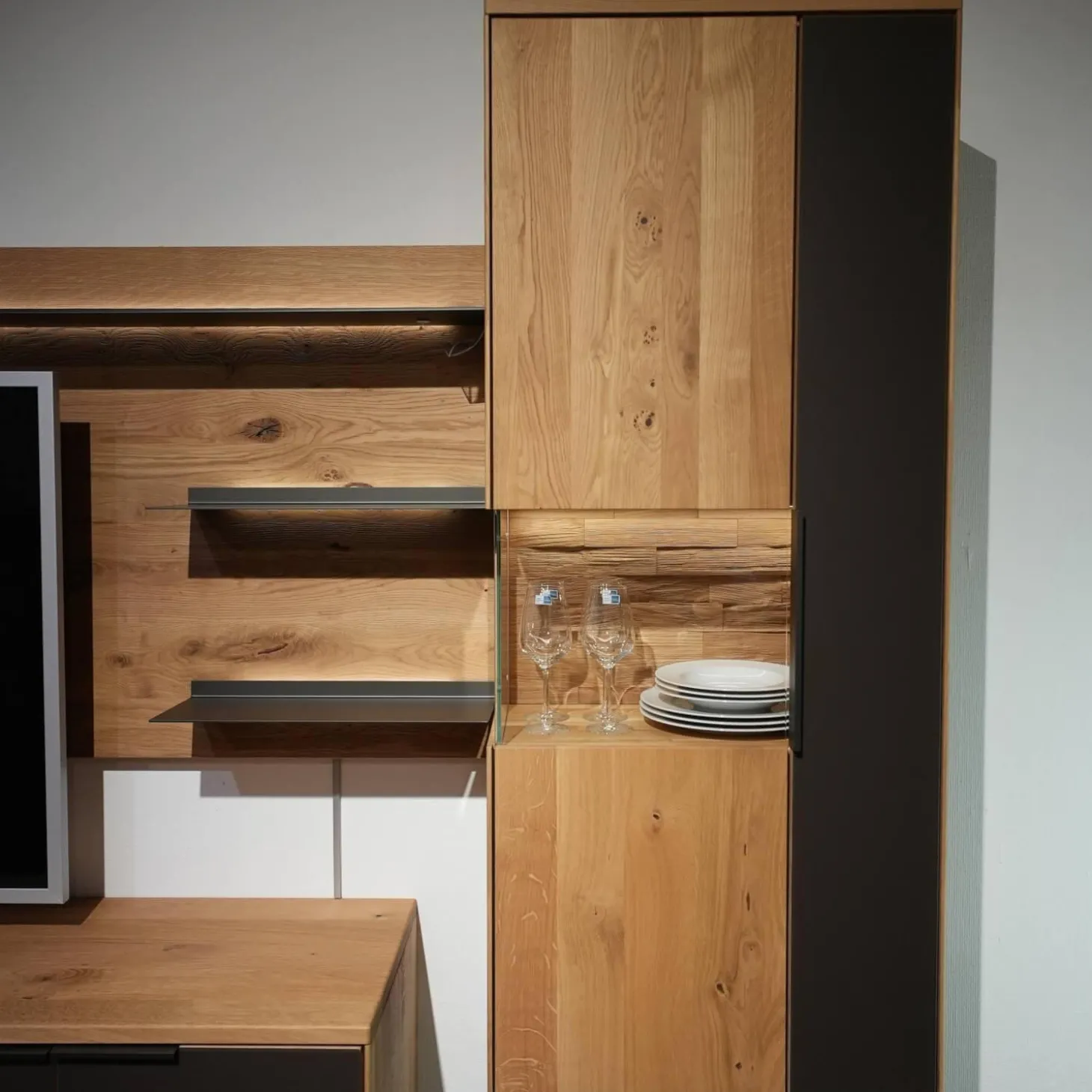 Wohnwand 2009 1S Wildeiche Massiv Soft Gebürstet Mattglas Cubanit / Magnolie / Schlamm