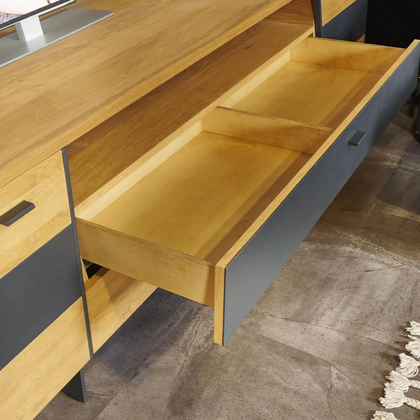 Wohnwand 2021 Vollholz Wildeiche Furniert Mattlack Beton Grau Griffe Und Füße Metall Effektlack Matt Grey Grau Glas Parasolglas Braun Mit Beleuchtung