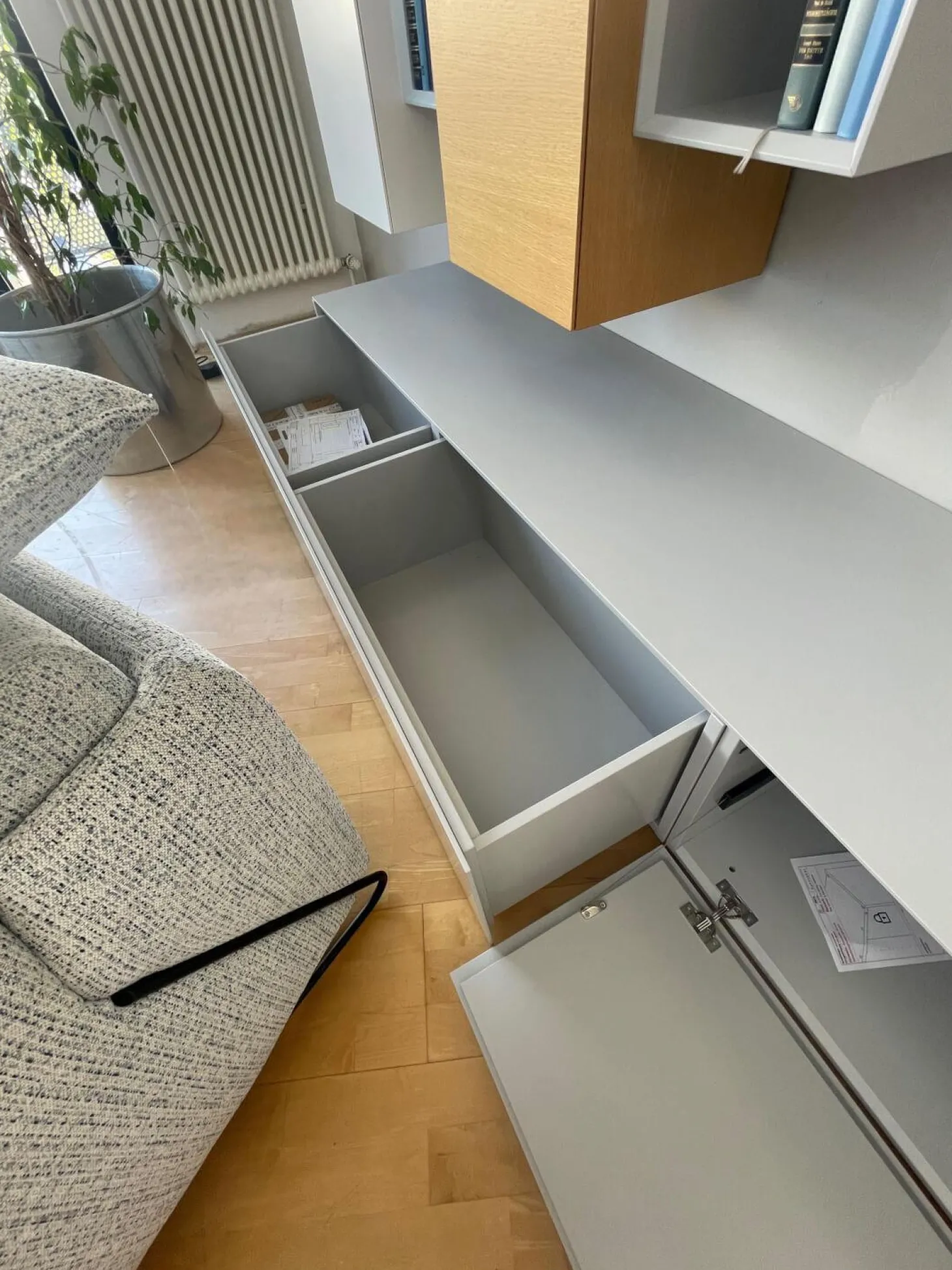 Wohnwand Alea Lack Lichtgrau Weiß Kristallblau Blau Grau Eiche Furnier