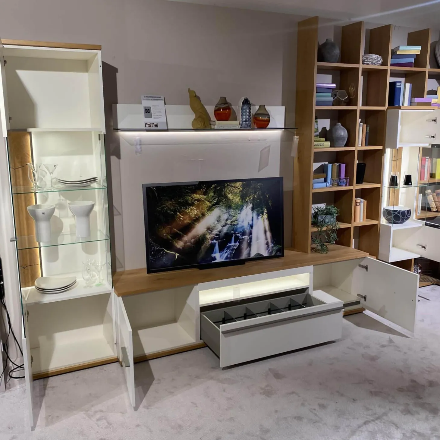 Wohnwand Atena Lack Lack Seidenmatt Weiß Akzente Balkeneiche Honig Inklusive Beleuchtung Ohne Deko