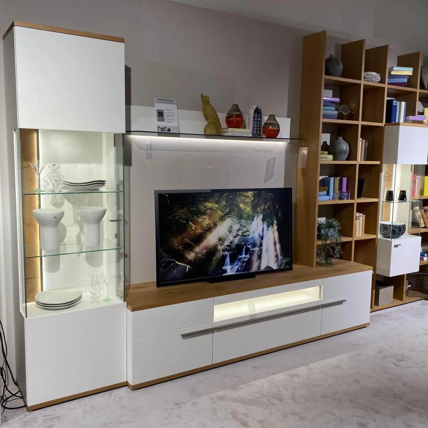 Wohnwand Atena Lack Lack Seidenmatt Weiß Akzente Balkeneiche Honig Inklusive Beleuchtung Ohne Deko