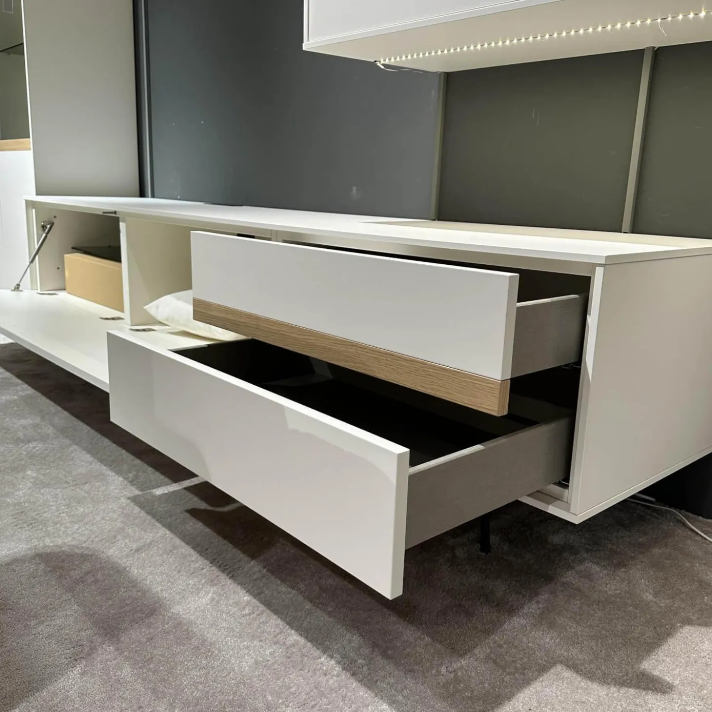 Wohnwand Calea Lack Seidenmatt Weiß Akzent Wildeiche Natur Mit LED Beleuchtung