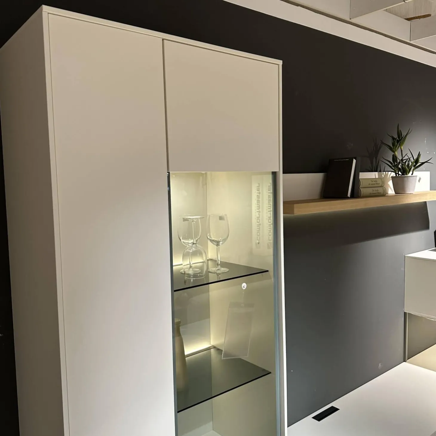 Wohnwand Calea Lack Seidenmatt Weiß Akzent Wildeiche Natur Mit LED Beleuchtung