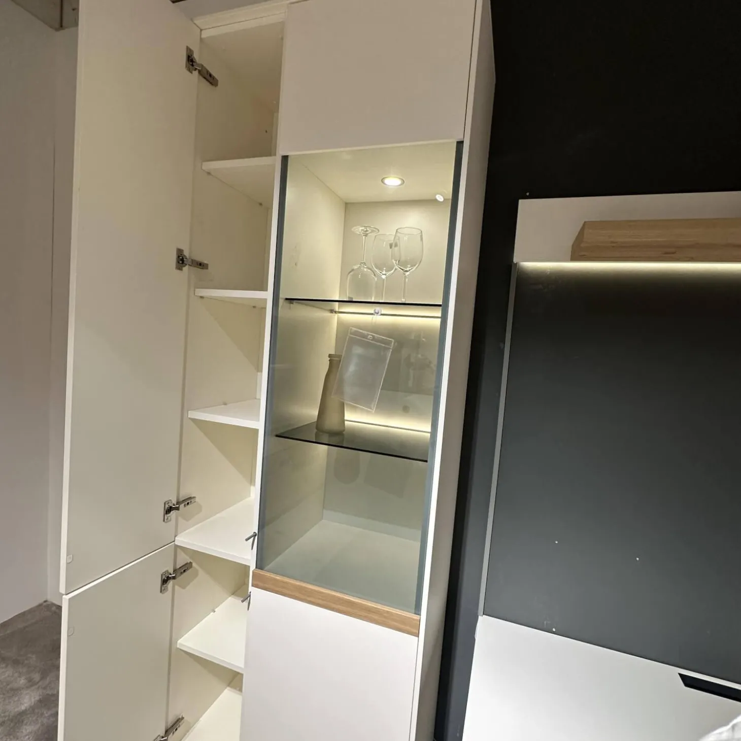 Wohnwand Calea Lack Seidenmatt Weiß Akzent Wildeiche Natur Mit LED Beleuchtung