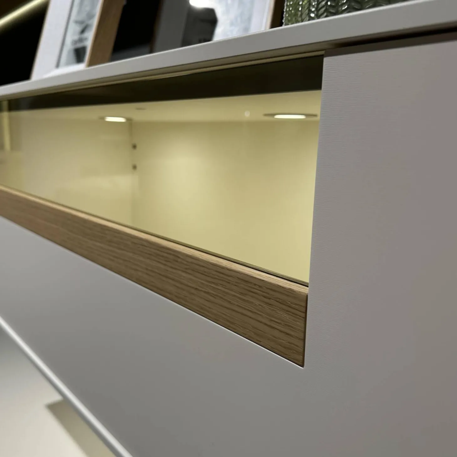 Wohnwand Calea Lack Seidenmatt Weiß Akzent Wildeiche Natur Mit LED Beleuchtung