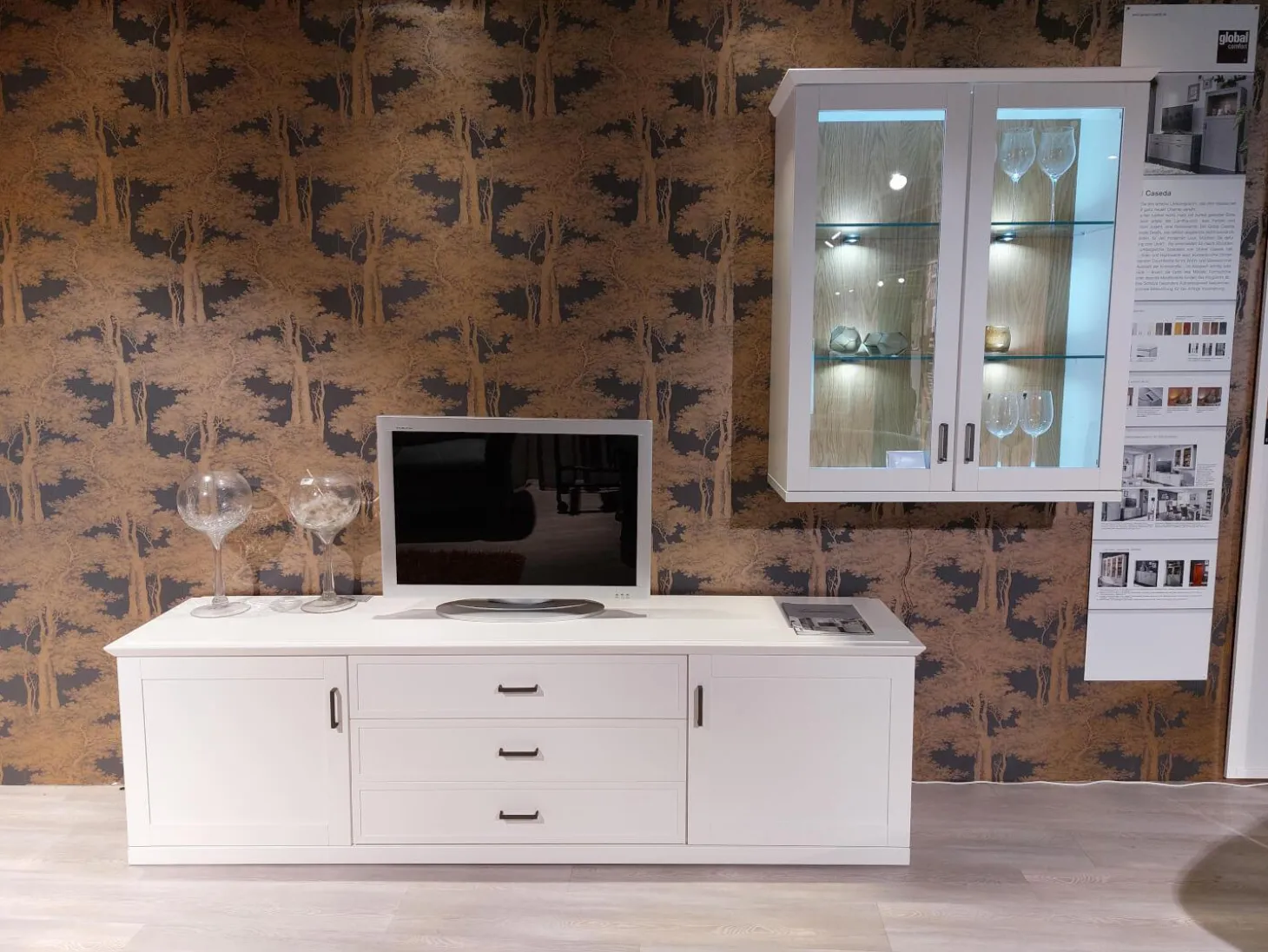 Wohnwand Caseda Lack Weiß Absetzung Wildeiche Furniert Griff Schwarz