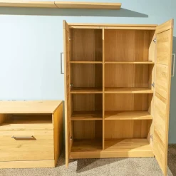 Wohnwand Casera 16 Rustikale Asteiche Hartwachsöl Bianco Geschliffen Klarglas Metallgriff Nickelfarbig Gebürstet Inklusive LED Beleuchtung