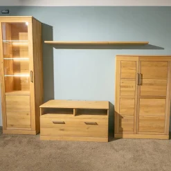 Wohnwand Casera 16 Rustikale Asteiche Hartwachsöl Bianco Geschliffen Klarglas Metallgriff Nickelfarbig Gebürstet Inklusive LED Beleuchtung