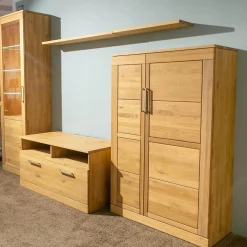 Wohnwand Casera 16 Rustikale Asteiche Hartwachsöl Bianco Geschliffen Klarglas Metallgriff Nickelfarbig Gebürstet Inklusive LED Beleuchtung