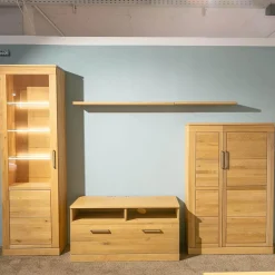 Wohnwand Casera 16 Rustikale Asteiche Hartwachsöl Bianco Geschliffen Klarglas Metallgriff Nickelfarbig Gebürstet Inklusive LED Beleuchtung