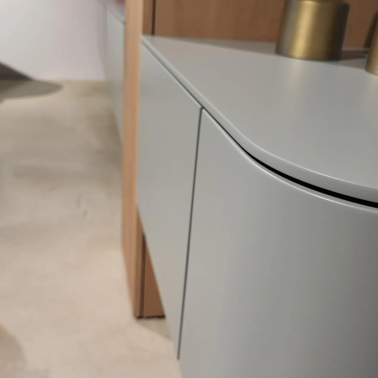 Wohnwand Clea Lack LM Pigeon Grau Absetzung Asteiche Bianco