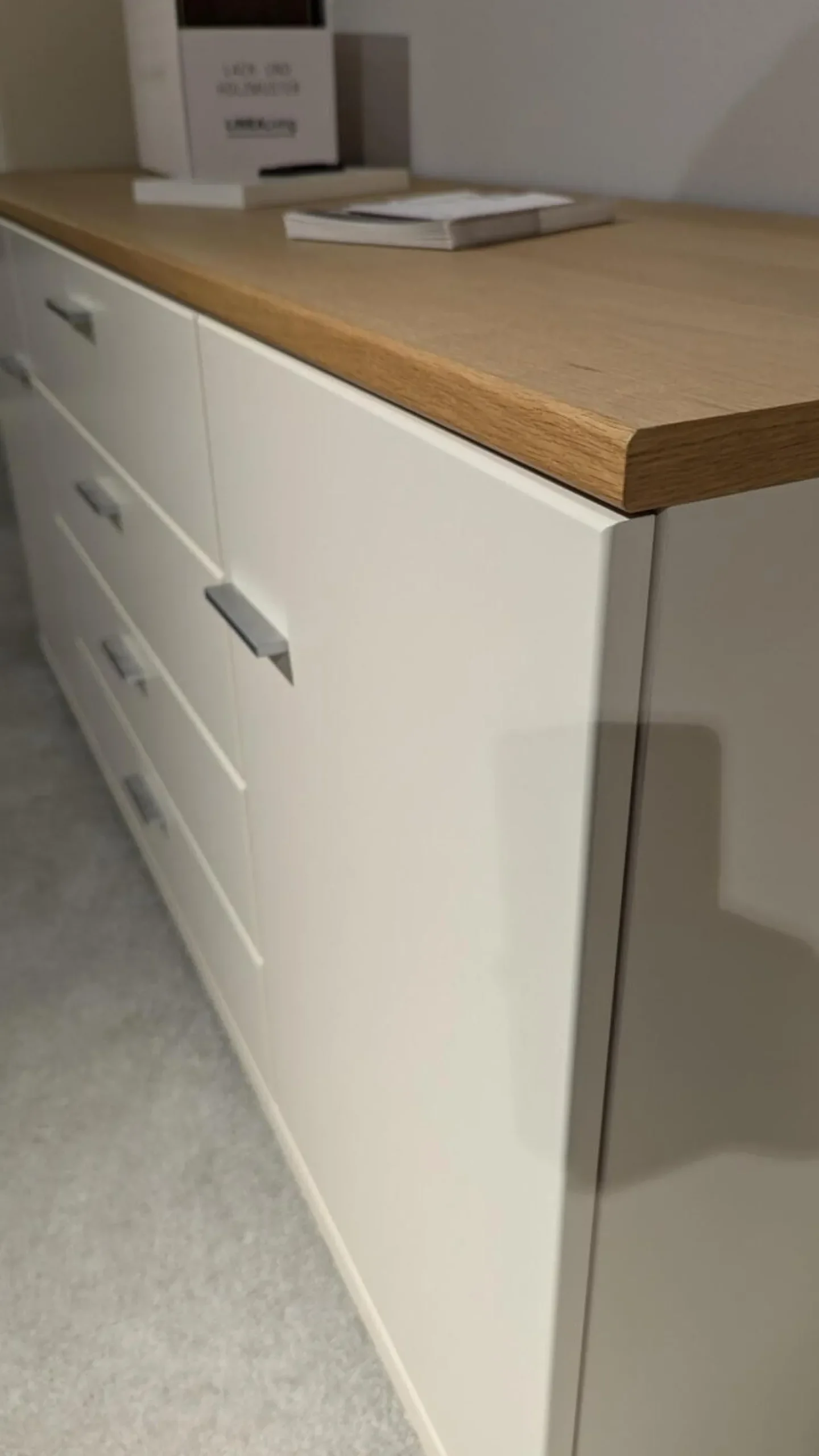 Wohnwand Cremona Lack Crema Matt Weiß Creme Absetzung Eiche Sand Mit LED Beleuchtung Und Spiegelglasrückwand