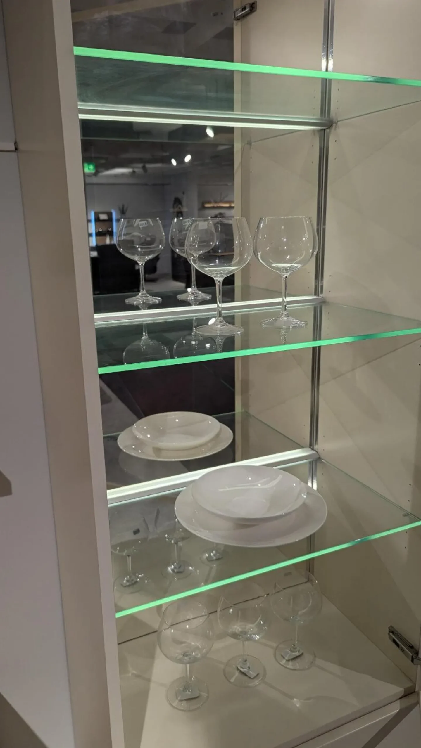 Wohnwand Cremona Lack Crema Matt Weiß Creme Absetzung Eiche Sand Mit LED Beleuchtung Und Spiegelglasrückwand