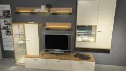 Wohnwand Cremona Lack Crema Cremeweiß Holzakzente In Eiche Sand Mit LED Beleuchtung Und Spiegelrückwand