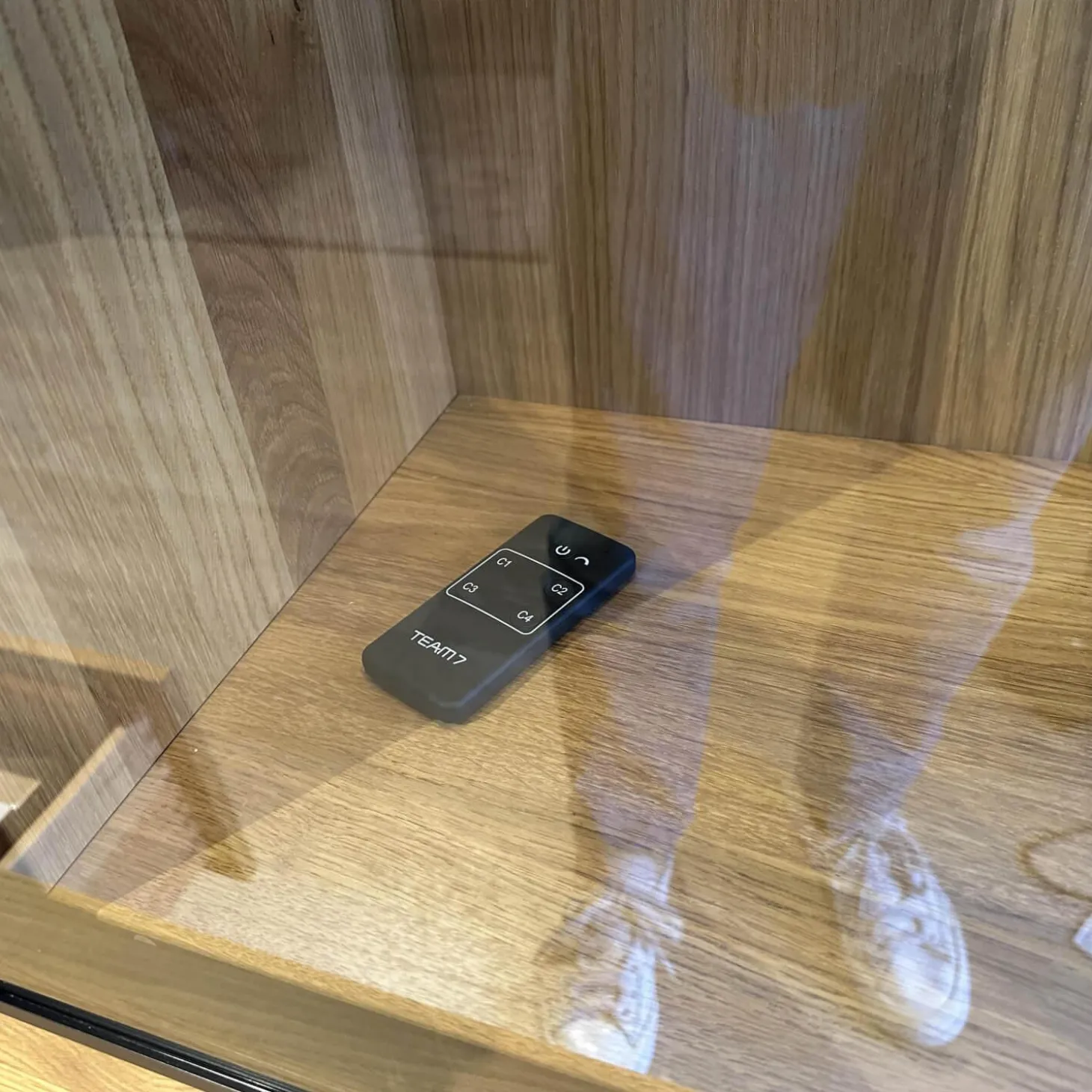 Wohnwand Cubus Eiche Naturöl Farbglas Hellgrau Matt mit Vitrinenbeleuchtung