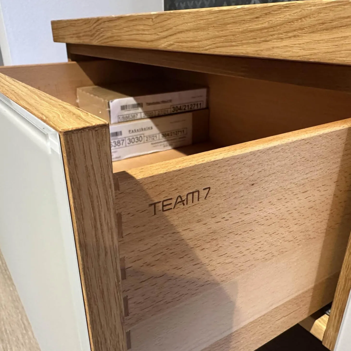 Wohnwand Cubus Eiche Naturöl Farbglas Hellgrau Matt mit Vitrinenbeleuchtung