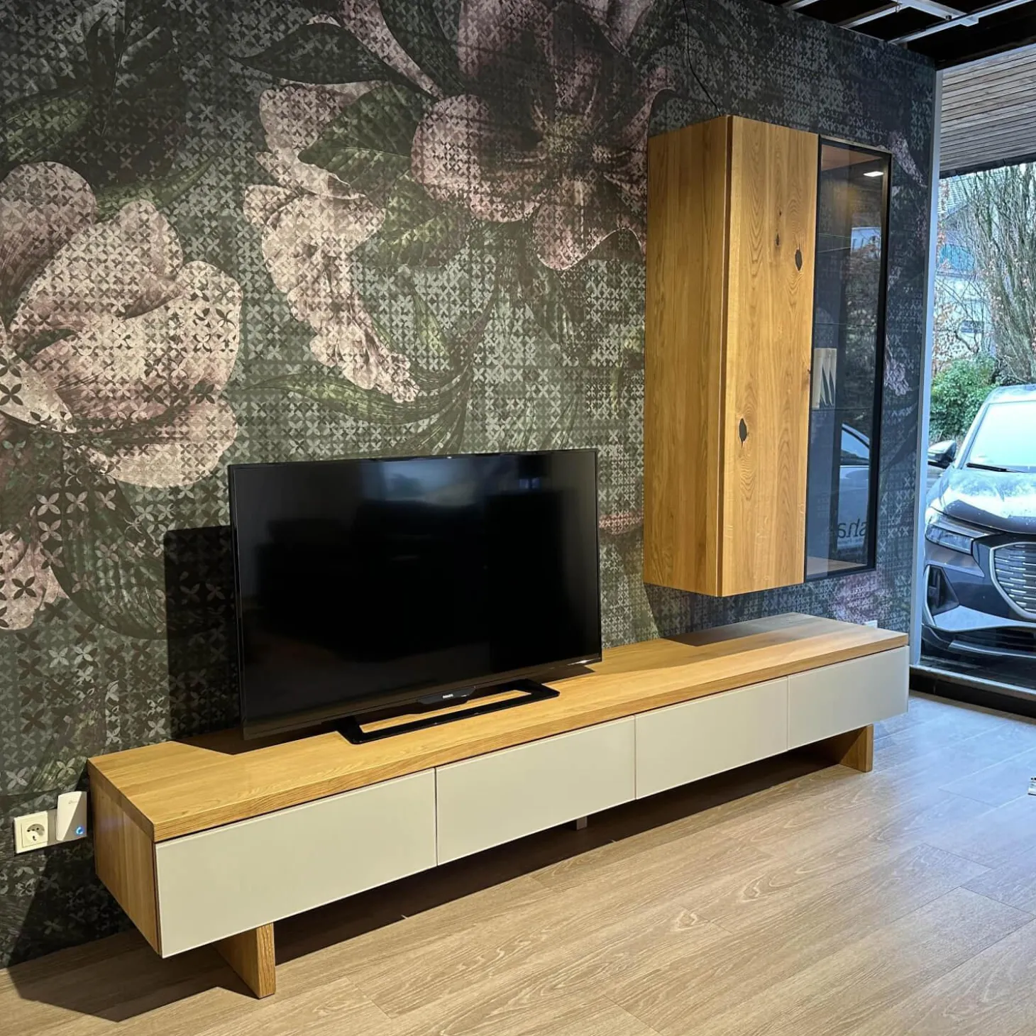 Wohnwand Cubus Eiche Naturöl Farbglas Hellgrau Matt mit Vitrinenbeleuchtung