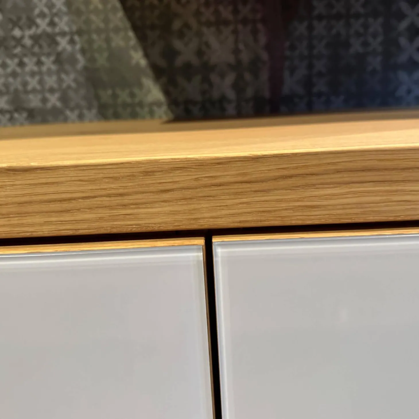 Wohnwand Cubus Eiche Naturöl Farbglas Hellgrau Matt mit Vitrinenbeleuchtung