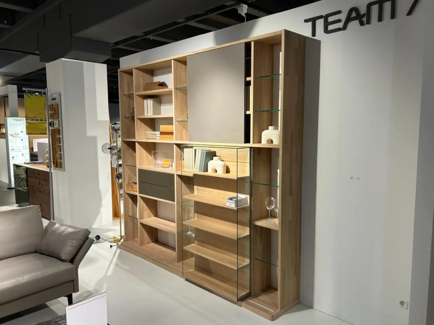 Wohnwand Cubus Eiche Weißöl Schiebetür Farbglas Taupe Grau Matt Klappgriffe Edelstahl