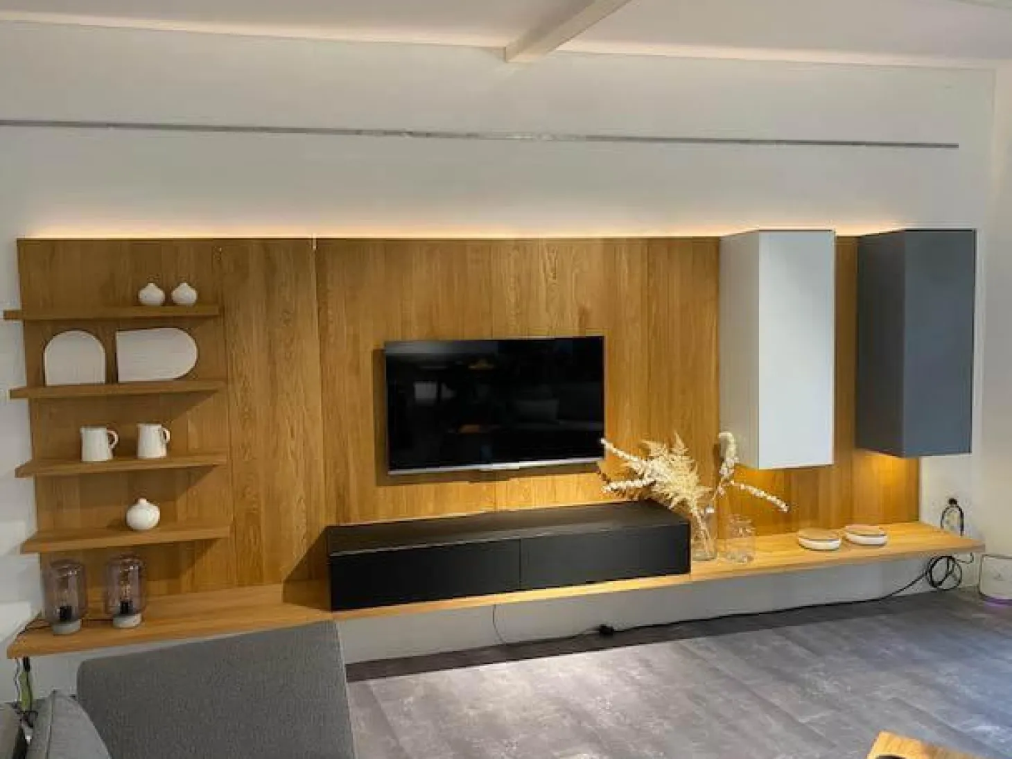 Wohnwand Cubus Pure Eiche Natur Geölt Hängeelemente Glas Weiß Mittelgrau Und Schwarz TV Element Stofffront Mit LED Beleuchtung