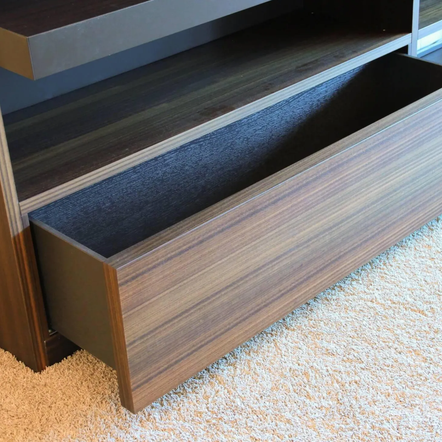 Wohnwand Eukalyptus Lack Mokka Mit Schiebetür Aus Stopsol-Glas Mit Licht