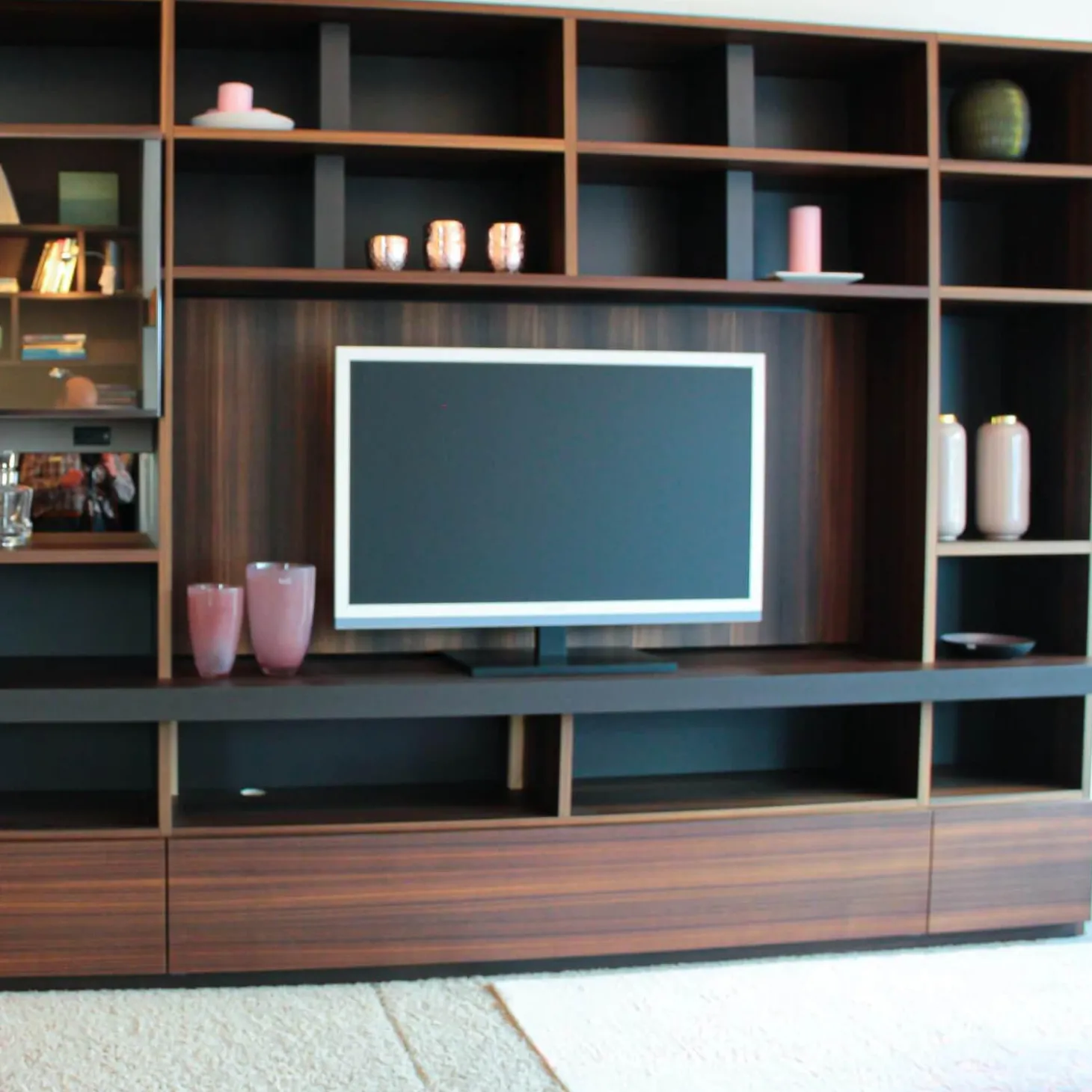 Wohnwand Eukalyptus Lack Mokka Mit Schiebetür Aus Stopsol-Glas Mit Licht