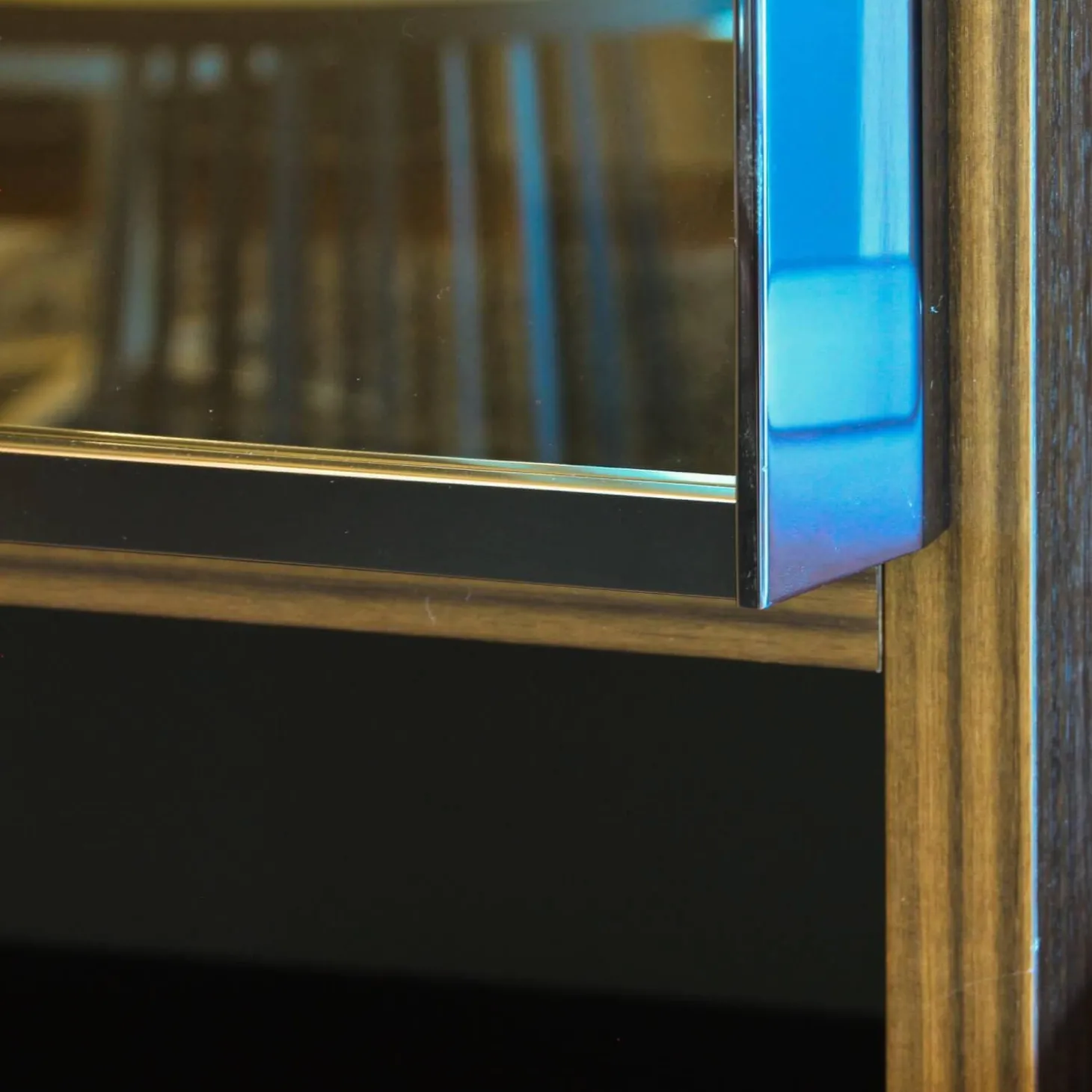 Wohnwand Eukalyptus Lack Mokka Mit Schiebetür Aus Stopsol-Glas Mit Licht