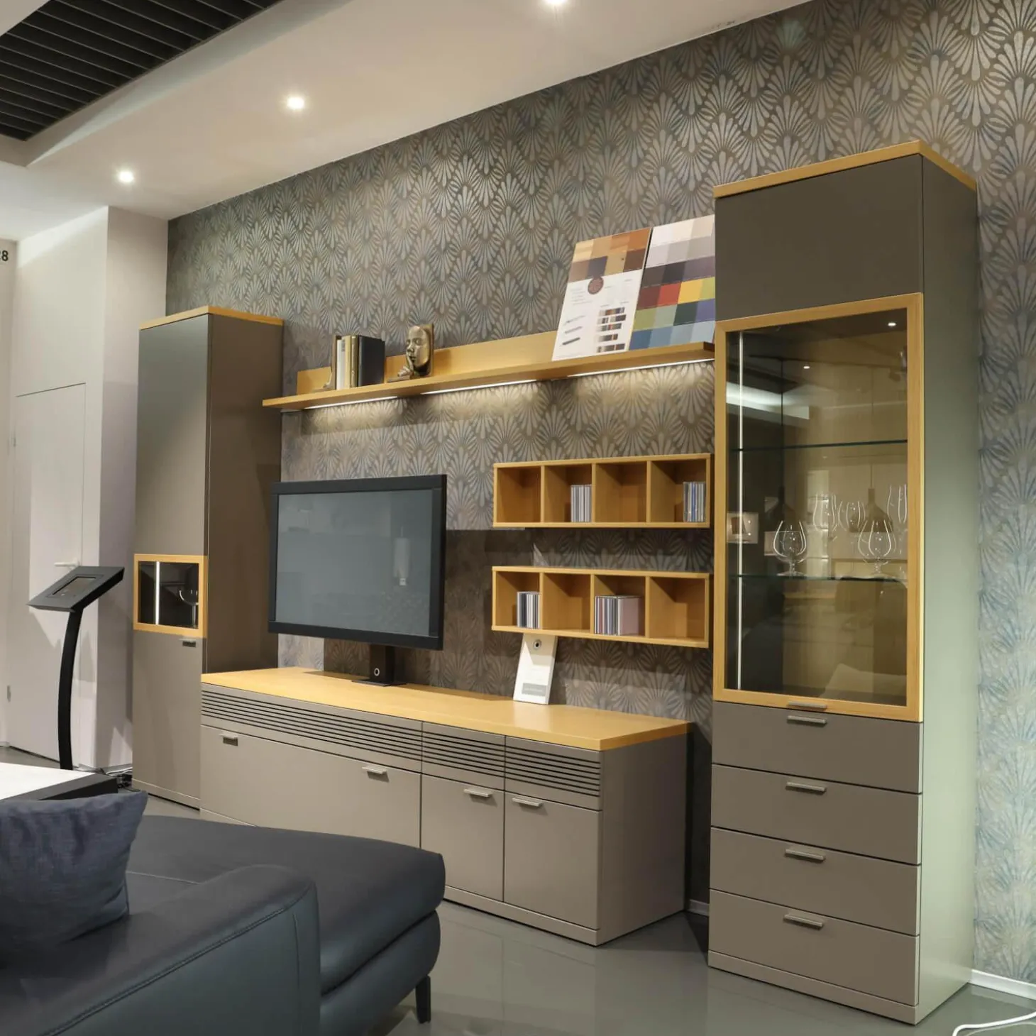 Wohnwand Flair Rahmenfarbe Eiche Sand Lack Terra Grau Griff T8 Edelstahlfarbig Mit LED Beleuchtung