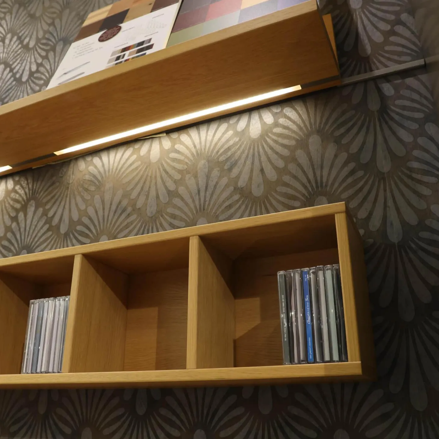 Wohnwand Flair Rahmenfarbe Eiche Sand Lack Terra Grau Griff T8 Edelstahlfarbig Mit LED Beleuchtung