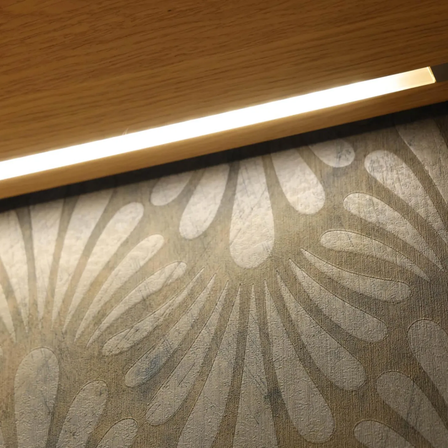 Wohnwand Flair Rahmenfarbe Eiche Sand Lack Terra Grau Griff T8 Edelstahlfarbig Mit LED Beleuchtung