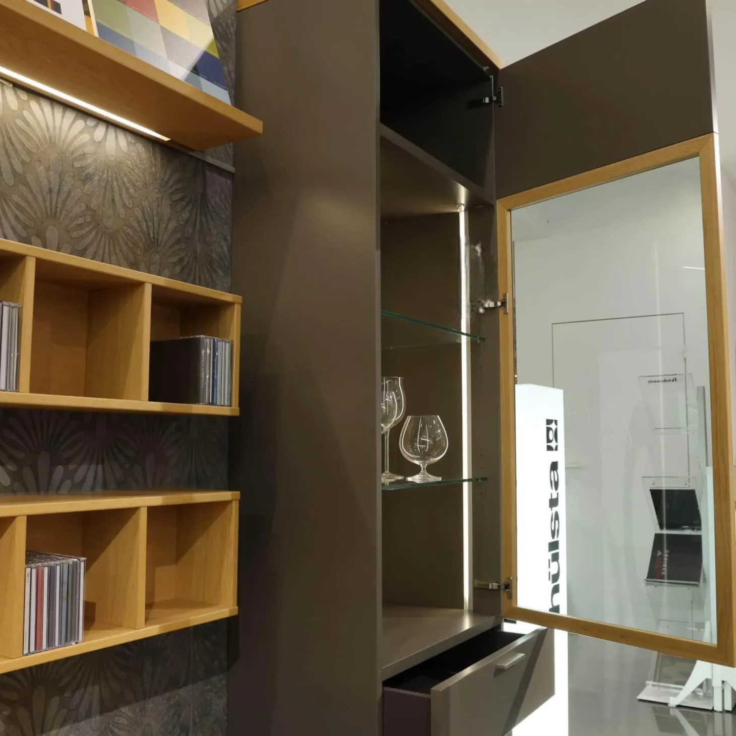 Wohnwand Flair Rahmenfarbe Eiche Sand Lack Terra Grau Griff T8 Edelstahlfarbig Mit LED Beleuchtung