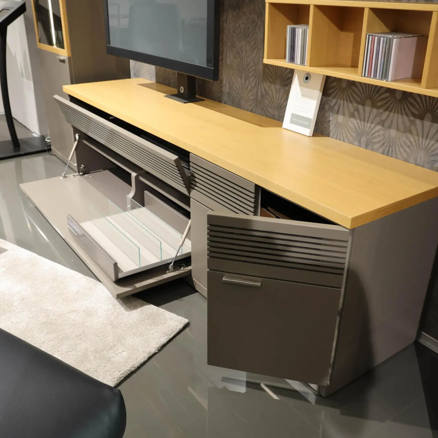 Wohnwand Flair Rahmenfarbe Eiche Sand Lack Terra Grau Griff T8 Edelstahlfarbig Mit LED Beleuchtung