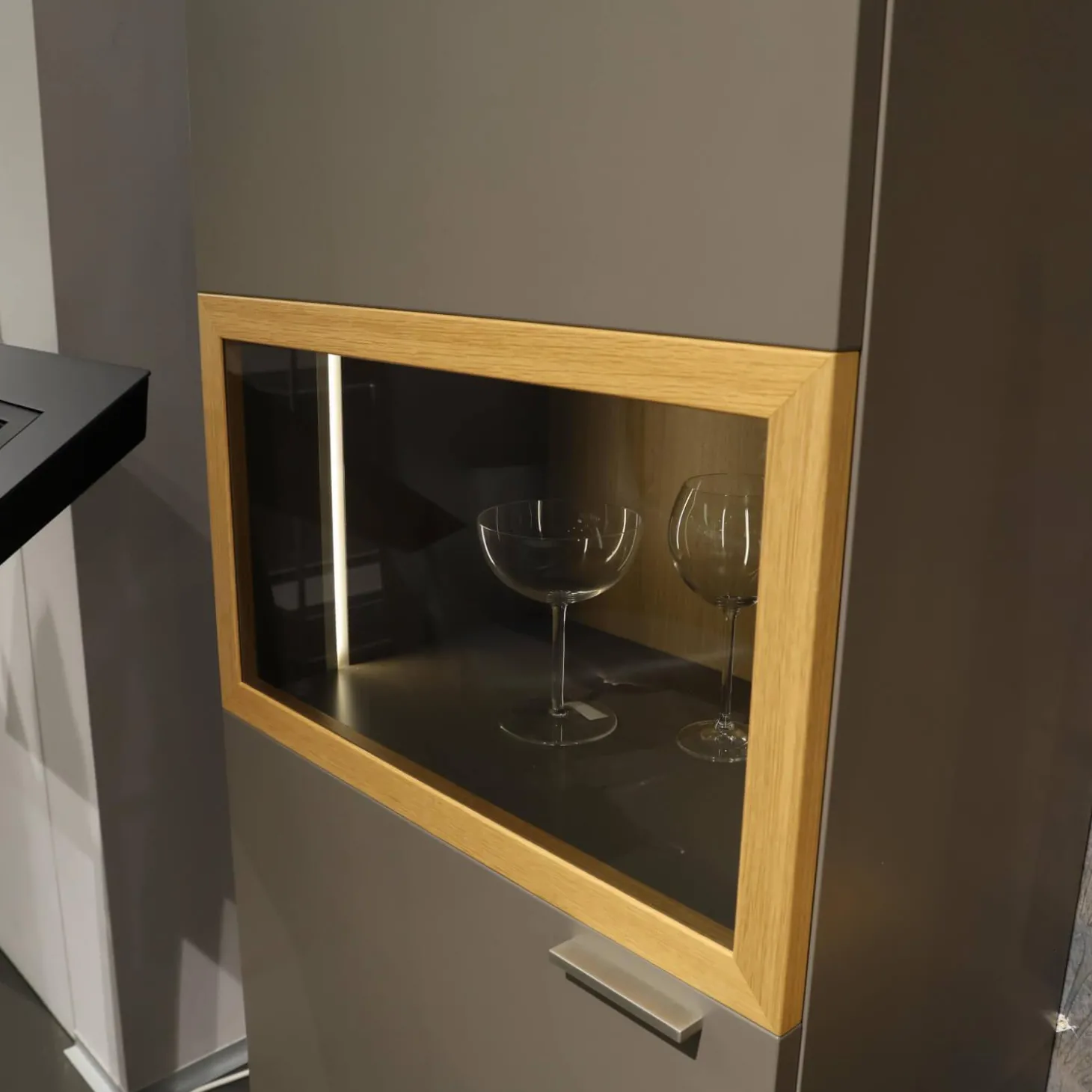 Wohnwand Flair Rahmenfarbe Eiche Sand Lack Terra Grau Griff T8 Edelstahlfarbig Mit LED Beleuchtung