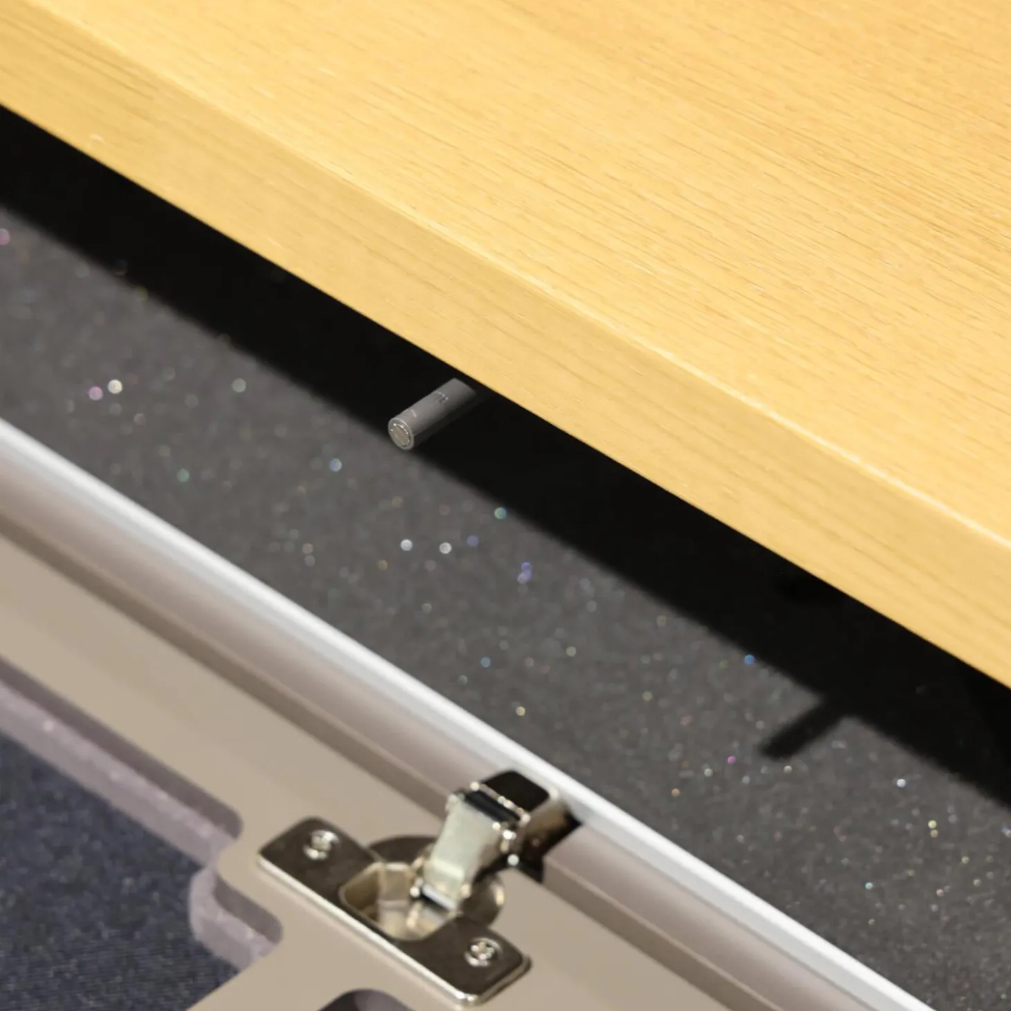 Wohnwand Flair Rahmenfarbe Eiche Sand Lack Terra Grau Griff T8 Edelstahlfarbig Mit LED Beleuchtung