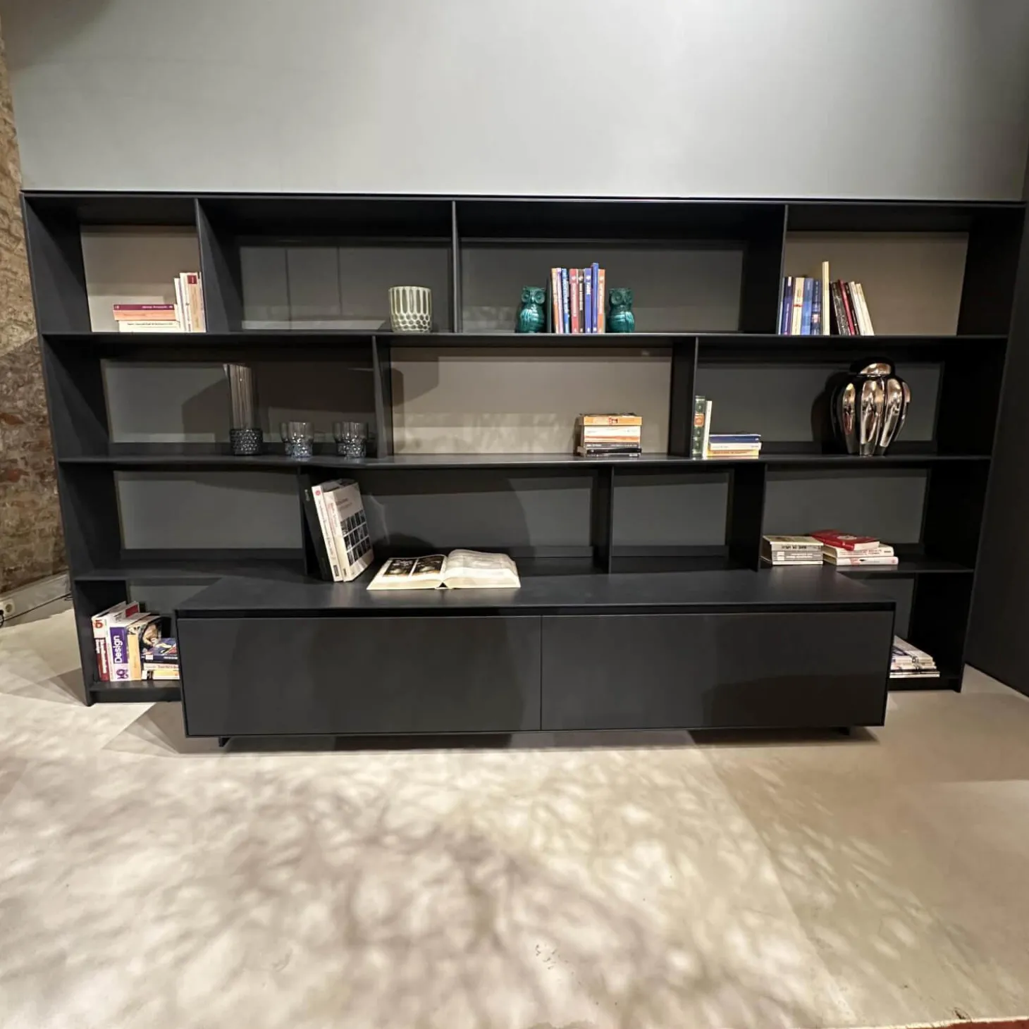 Wohnwand Flat C 9907 E Anthrazit Satiniert Rückwand 3748 Rauchgrau Abdeckplatte 0128 Glas Schwarz