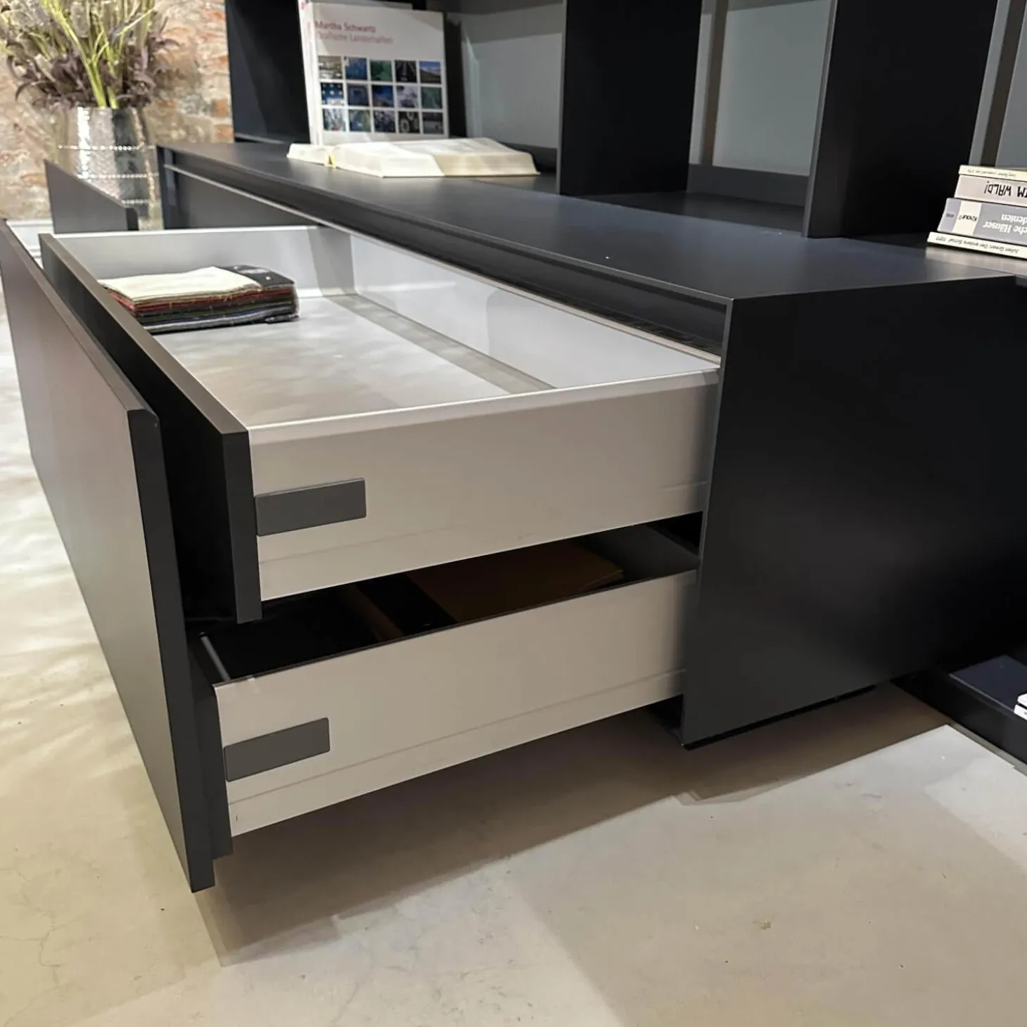 Wohnwand Flat C 9907 E Anthrazit Satiniert Rückwand 3748 Rauchgrau Abdeckplatte 0128 Glas Schwarz