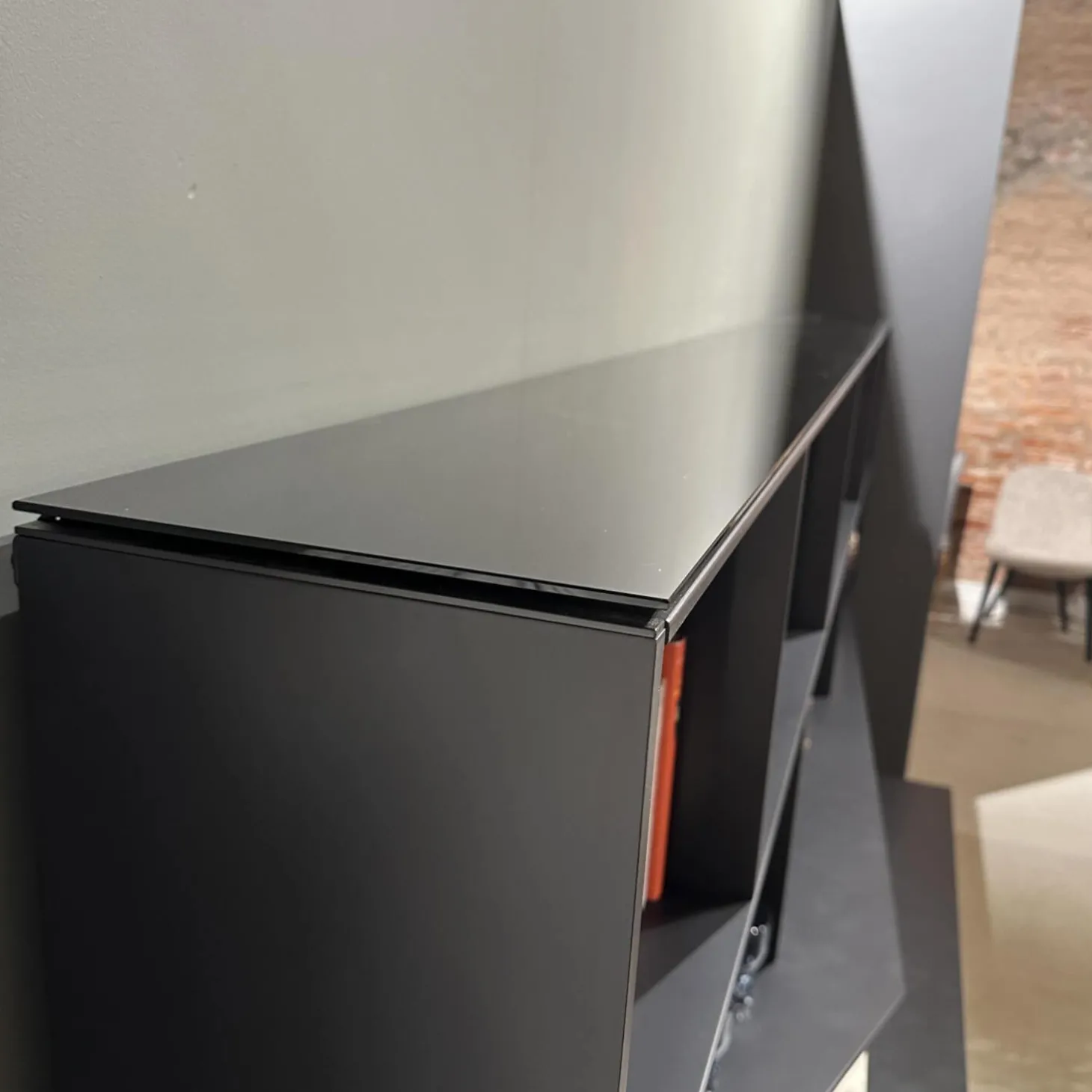 Wohnwand Flat C 9907 E Anthrazit Satiniert Rückwand 3748 Rauchgrau Abdeckplatte 0128 Glas Schwarz