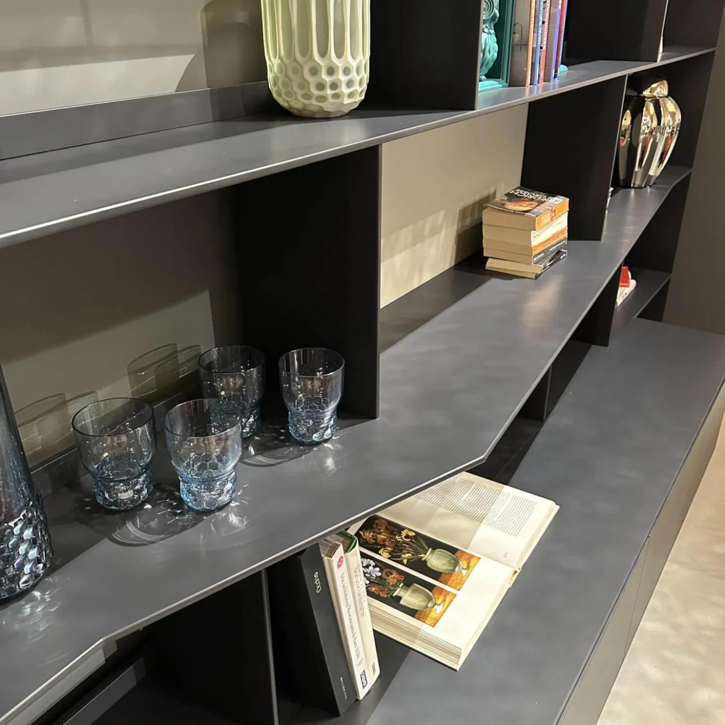 Wohnwand Flat C 9907 E Anthrazit Satiniert Rückwand 3748 Rauchgrau Abdeckplatte 0128 Glas Schwarz