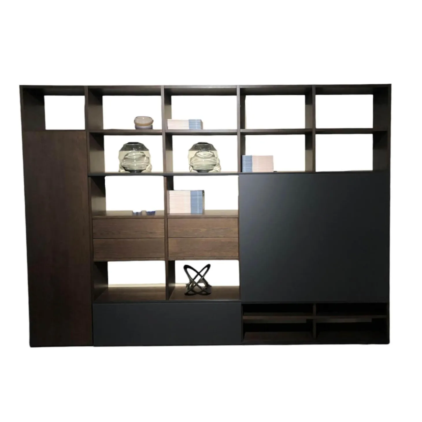 Wohnwand Fokus Wildeiche Coffe Dunkelbraun Glas Cosmos Schwarz Gefrostet Ohne Dekoration