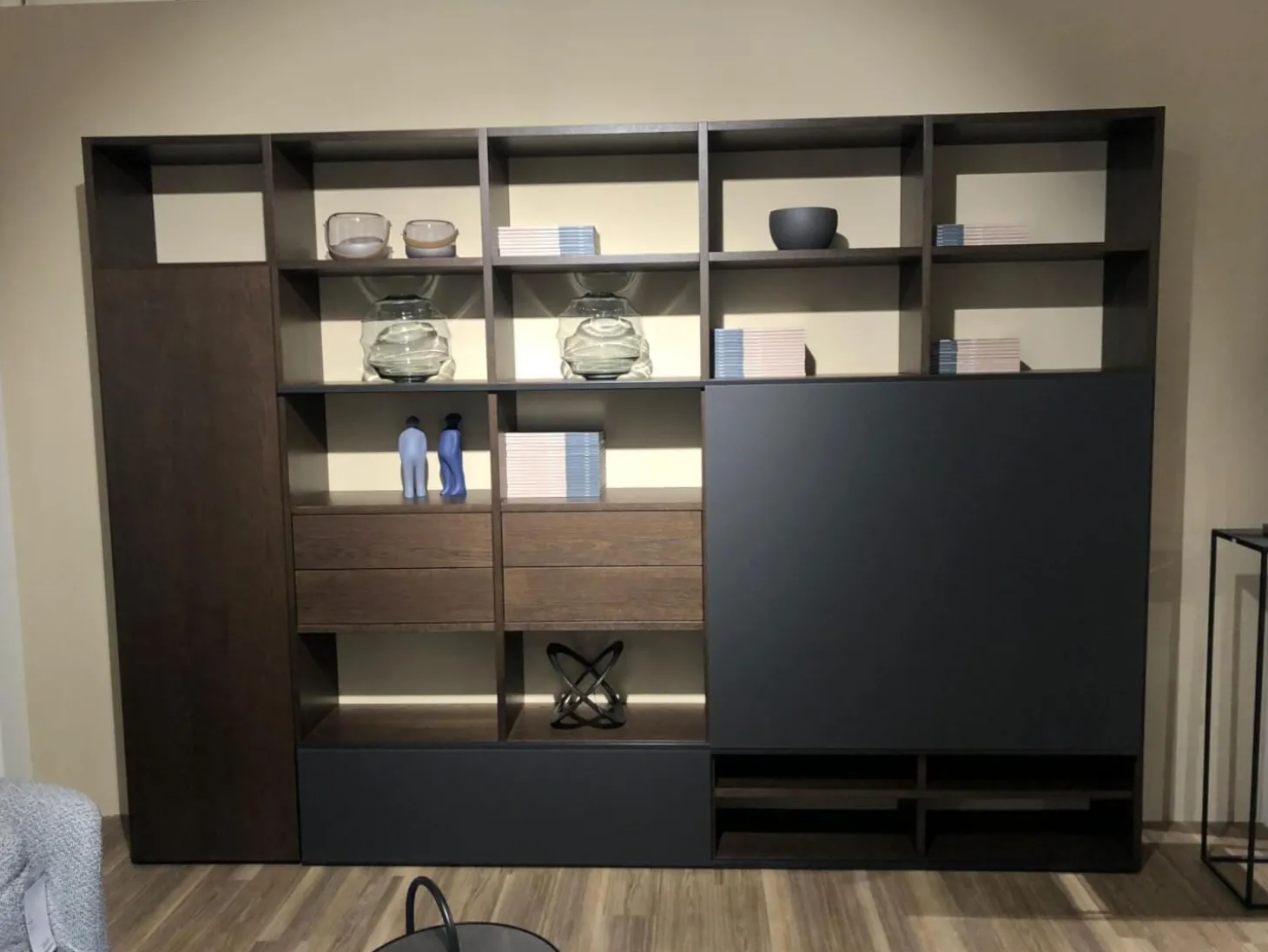 Wohnwand Fokus Wildeiche Coffe Dunkelbraun Glas Cosmos Schwarz Gefrostet Ohne Dekoration